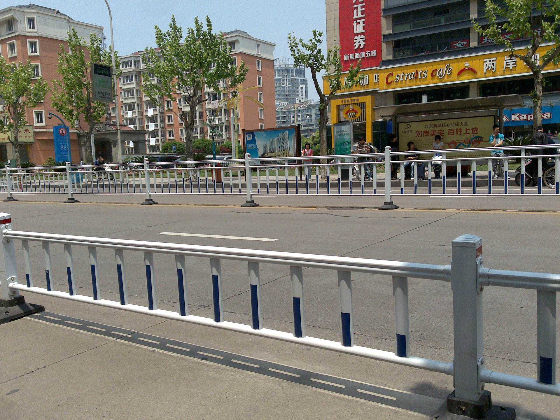 道路隔离护栏图片4